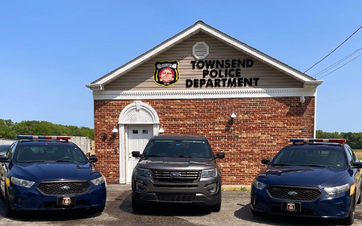 IMAGE REFLECTS TOWNSEND POLICE DEPARTMENT BUILDING WITH POLICE VEHICLES INFRONT.